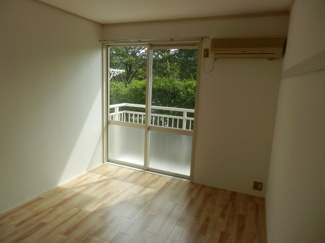 【洋室】 | Van Vincent | アパートの前は公園で日当たりの良い物件ですよ！