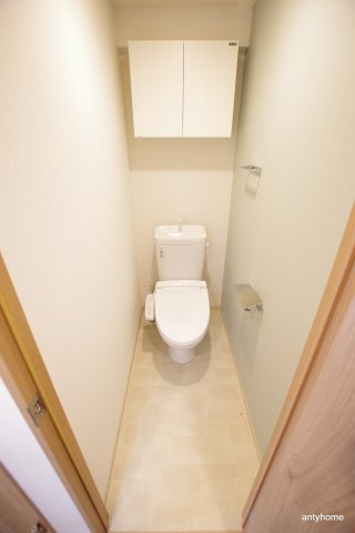 ライブカーサ城東中央　仲介手数料無料のトイレ|トイレットペーパーホルダーにスマホ置きが付いてます♪