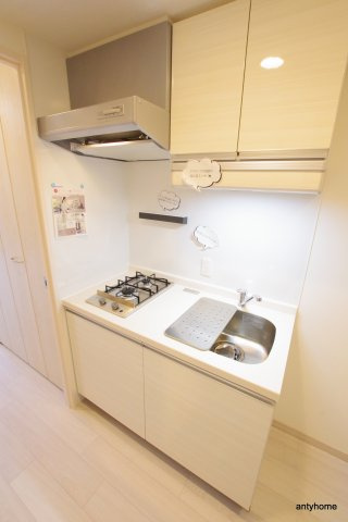 ライブカーサ城東中央　仲介手数料無料のキッチン|ガスコンロ2口付きでお料理も楽々♪