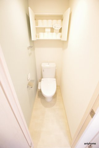 ライブカーサ城東中央　仲介手数料無料のトイレ|トイレットペーパーホルダーにスマホ置きが付いてます♪