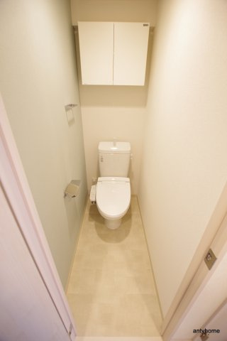 ライブカーサ城東中央　仲介手数料無料のトイレ|トイレットペーパーホルダーにスマホ置きが付いてます♪
