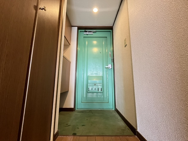 山本レンターマンションの玄関