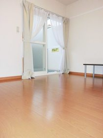 【居間・リビング】 | オランジェ | １階はフローリング、２階はカーペットになります。