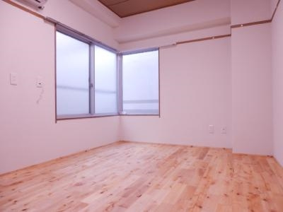 二条グランドハイツの居間・リビング|洋室