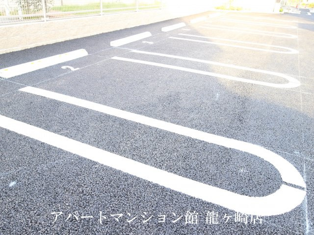 サリューの駐車場