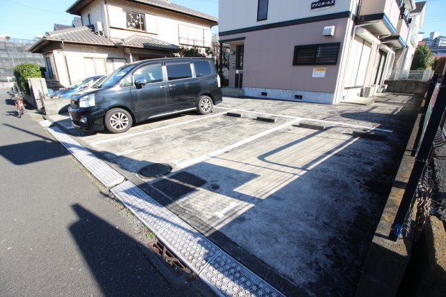 ツインホームズの駐車場