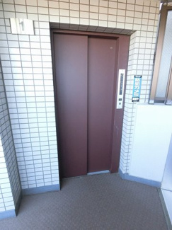 【その他共用部分】 | お買い物時やベビーカーの出し入れに便利なエレベーター付です。