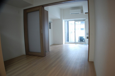 【居間・リビング】 | プレサンスタワー北浜 | ゆったり過ごせる居間です