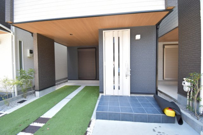 【駐車場】 | 国分寺市東恋ヶ窪　新築戸建 | ビルトインタイプの駐車場はお車を汚しません。洗車の回数も減るので大切なお車を長くお乗りいただけます。