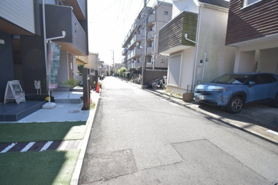 【前面道路含む現地写真】 | 国分寺市東恋ヶ窪　新築戸建 | 前面道路は閑静な住宅地の通りとなるため、車通りは多くありません。 安心して車庫入れ可能。