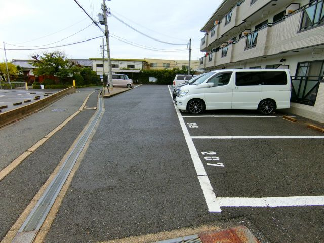 ヴィレヂ泉ヶ丘の駐車場