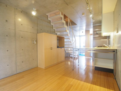 【居間・リビング】 | Ｍ’ｓ　ＧＡＲＤＥＮ | こちらの居間で趣味の時間をお楽しみください