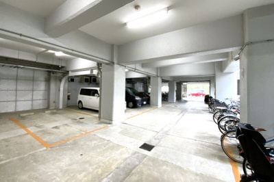 【駐車場】 | 日商岩井朱雀マンション | 【駐車場スペース】駐車場7台分のスペース※駐車場等の空き状況は都度要確認《50cc以下のバイク：3000円/年》