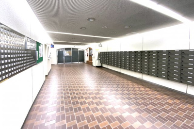 【エントランス】 | 日商岩井朱雀マンション | 徒歩7分に大型ショッピングモール《ミリオンタウン五条西小路店・イオン京都五条店》があり買物には困りませんね。