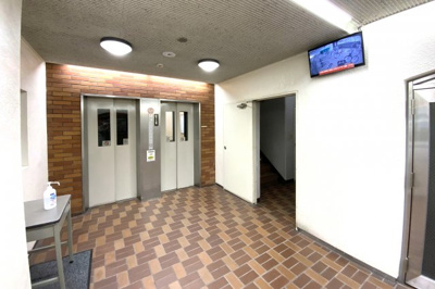 【エントランス】 | 日商岩井朱雀マンション | 6人乗りエレベーター1基、9人乗りエレベーター1基があります。