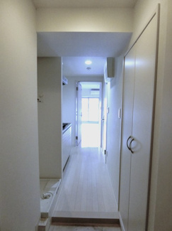 【展望】 | 玄関から室内への景観です！キッチンの奥に洋室8.1帖のお部屋があります♪