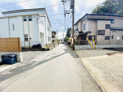 【前面道路含む現地写真】 | 値下げ！　建築条件なし売地　ＭＬＨＣＨＯＧＯ　長後駅徒歩９分　仲介手数料不要 | 道路の右が今回の分譲地です。