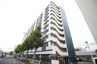 【外観】 | 根岸線「磯子」駅徒歩6分、京急線「屏風ヶ浦」駅徒歩8分の2路線が利用可能な好立地に建つマンション外観です！入居後も安心の「アフターサービス保証」付き！