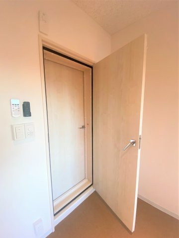 ラシクラスInfina中村橋の内装|四方枠の二重扉をあえて二枚重ねした防音ドア