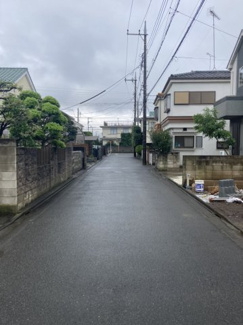 【前面道路含む現地写真】 | JR国立駅から徒歩13分の立地ながら、エントランス前面は車通りも少なく、お子様の通学も安心です。