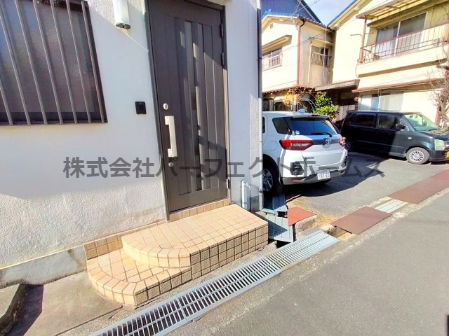 枚方市楠葉中之芝１丁目の一戸建てのその他共用部分|玄関です