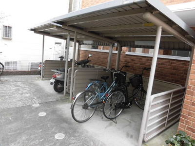 【駐車場】 | カーサオリーヴァ | 屋根付きの駐輪場です。