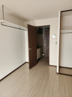 【居間・リビング】 | AQUA　KM | 綺麗なお部屋で、棚上収納もあります