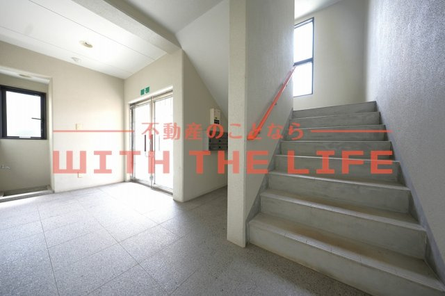 コーポ廣重【キャッシュバック対象物件】のロビー|落ち着いたロビーです