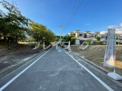 【前面道路含む現地写真】 | 鶴山台北小・建築条件なし売土地・土地64坪・和泉市鶴山台１丁目 | 前面道路含む現地写真です