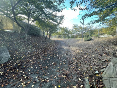 【周辺】 | 鶴山台北小・建築条件なし売土地・土地64坪・和泉市鶴山台１丁目 | 正面が小学校の裏門になります。