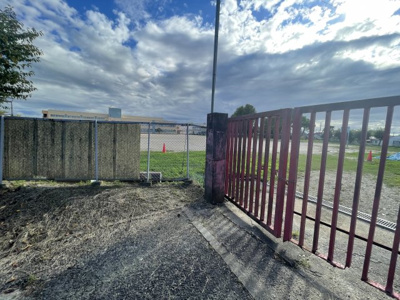 【周辺】 | 鶴山台北小・建築条件なし売土地・土地64坪・和泉市鶴山台１丁目 | 正面が小学校の裏門になります。