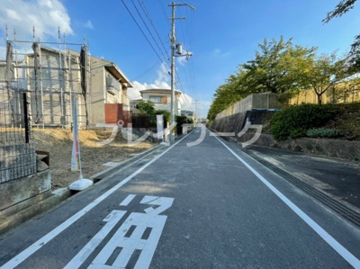 【前面道路含む現地写真】 | 鶴山台北小・建築条件なし売土地・土地64坪・和泉市鶴山台１丁目 | 前面道路含む現地写真です