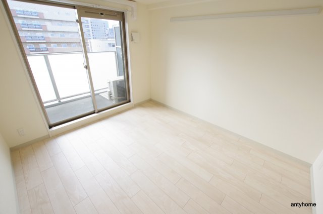 プレサンス南森町駅前　仲介手数料無料の居間・リビング