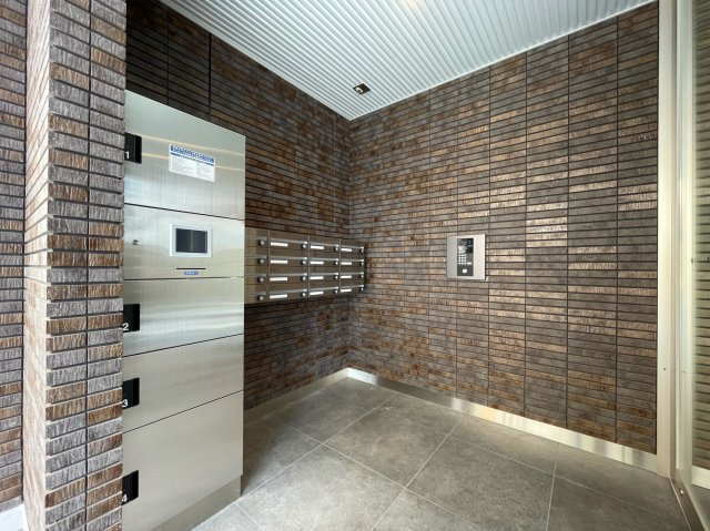 明石市西明石南町２丁目の賃貸マンションのエントランス