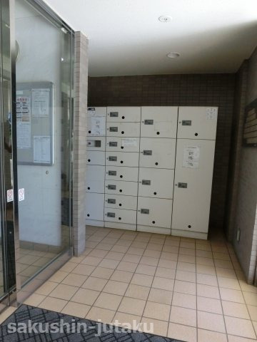 ロイヤルシャトー津田沼東のエントランス|宅配ボックス