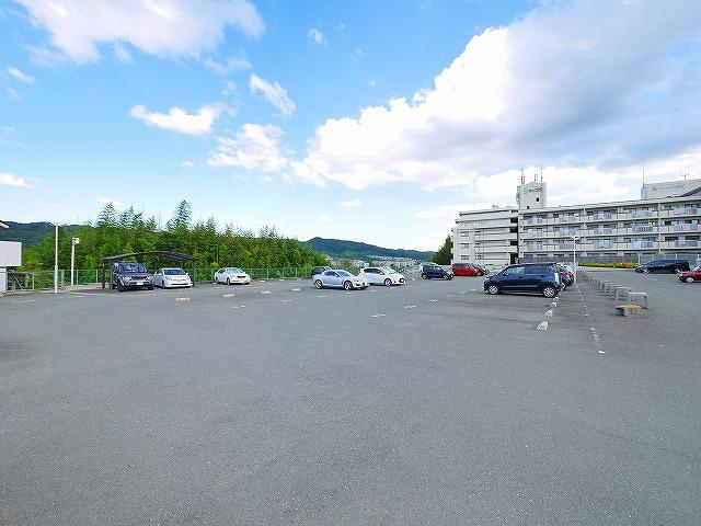 第6サンコウヒルズ南の駐車場|駐車場があるので、車を買う予定の方も安心です