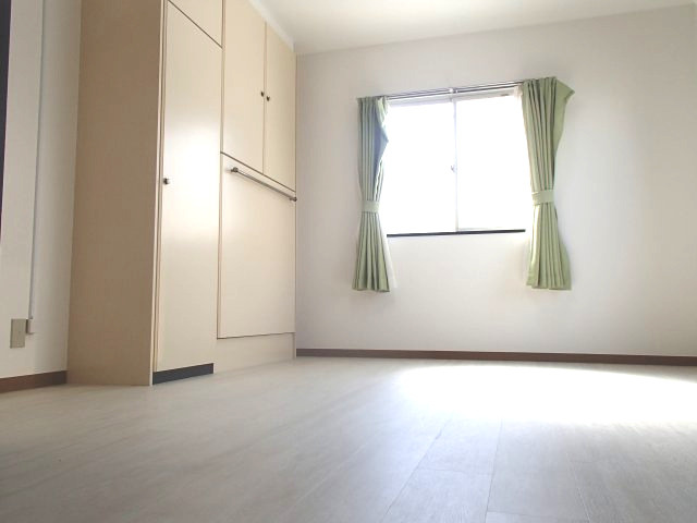 【居間・リビング】 | 長瀬駅前マンションB棟 | ゆったり過ごせる居間です