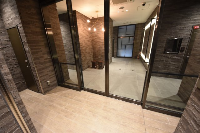 コンフォリア北堀江一丁目のエントランス|ゆとりのあるエントランスです