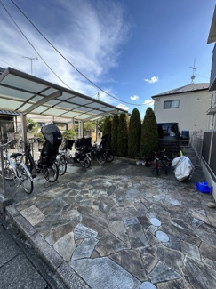 【その他共用部分】 | 屋根付きの駐輪場があるので雨が降っても安心です☆荷物が重いときに自転車があれば助かりますね！