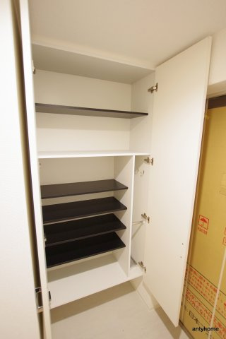 セレニテフラン野田阪神駅前　仲介手数料無料の収納