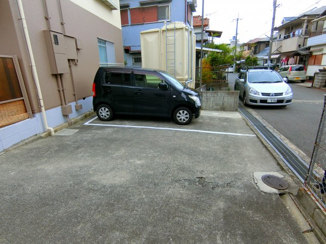 エステートピアウラタの駐車場