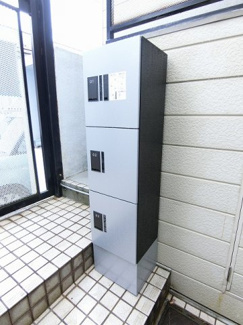【その他共用部分】 | 共用エントランスには宅配BOXがあるので荷物の受け取りもスムーズに♪再配達の手間がかからないのが魅力♪