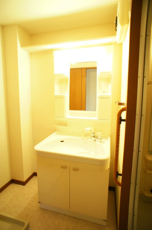 メゾンドール荒木【10,000円キャッシュバック対象物件】の独立洗面台|朝の支度にも助かる、独立の洗髪洗面化粧台