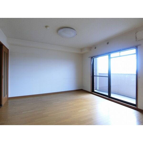 メゾンドール荒木【10,000円キャッシュバック対象物件】の居間・リビング|ゆったり過ごせるリビングです