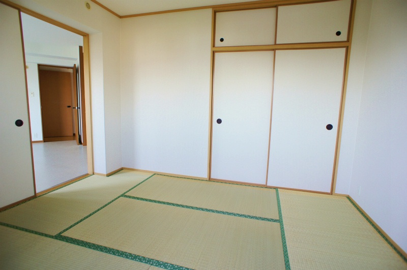 メゾンドール荒木【10,000円キャッシュバック対象物件】の和室|ゆったりとくつろげる和室です