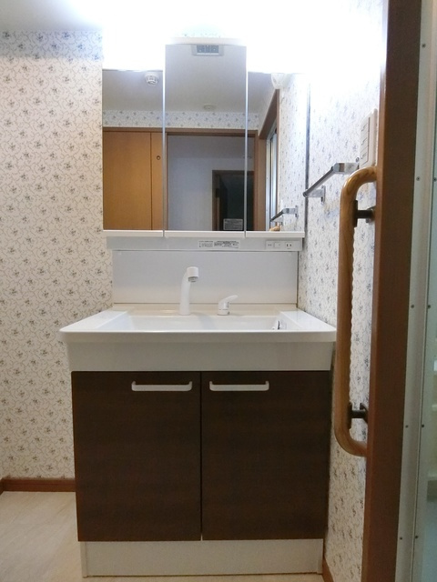 メゾンドール荒木【10,000円キャッシュバック対象物件】の独立洗面台|独立洗面台あり、毎朝おしゃれに忙しい女性の方におすすめです