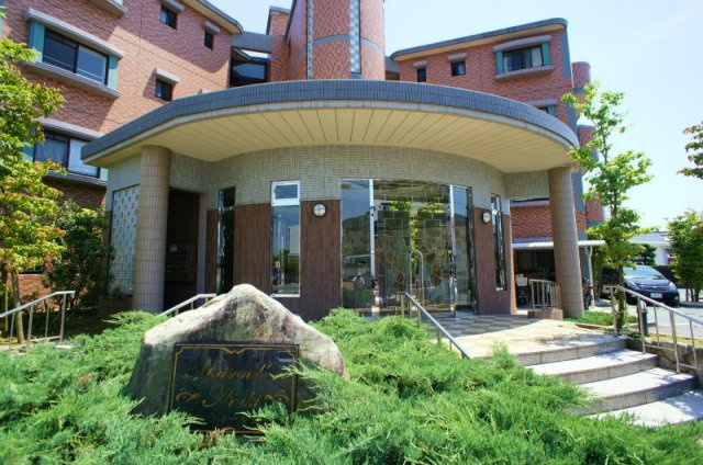 メゾンドール荒木【10,000円キャッシュバック対象物件】のエントランス|ゆとりのあるエントランスです