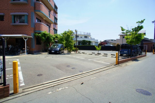 メゾンドール荒木【10,000円キャッシュバック対象物件】の駐車場|駐車場に車を止められます