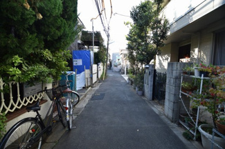 【前面道路含む現地写真】 | 前面道路に車の往来はほとんど御座いません。小さなお子様にも安心の好立地です。