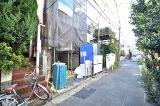 【前面道路含む現地写真】 | 未完成で御座いますので、完成施工例等のご案内も致しますのでお気軽にお申し付け下さい。